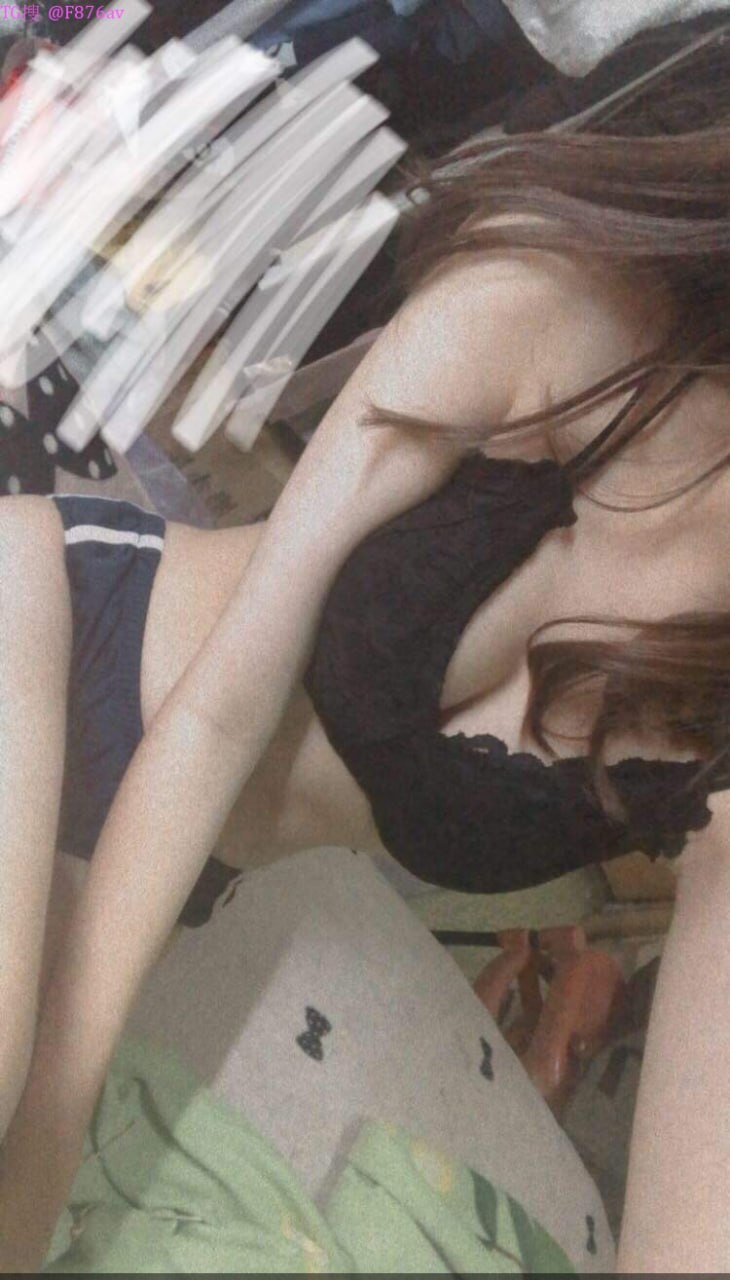 Bố chồng lén vụng trộm cùng con dâu trong bếp