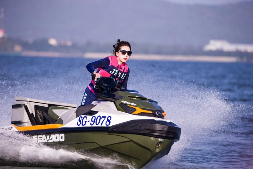 Em học sinh bị lên đỉnh trước những kẻ có kỷ thuật điêu luyện trên tàu điện