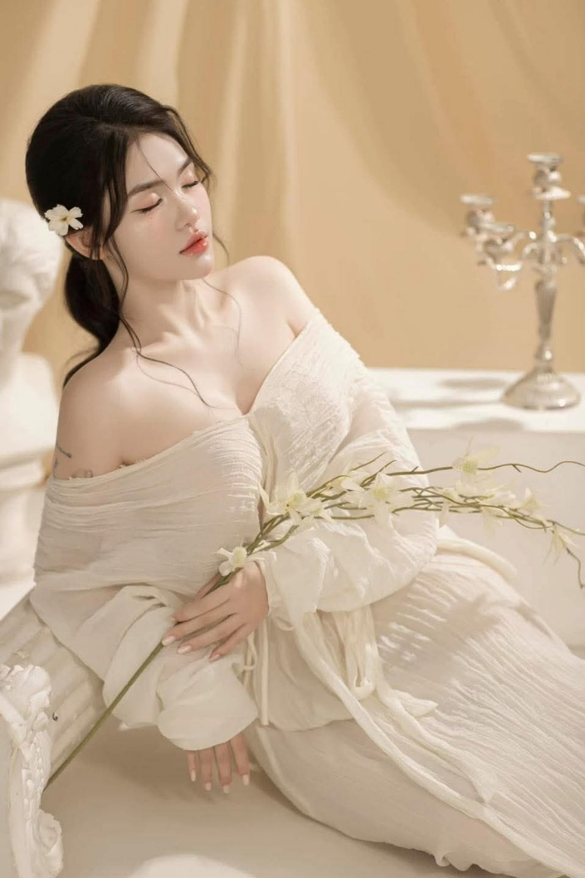 Anh chàng gầy gò đến khách sạn để quan hệ với cô gái đồng phục sinh viên ~ 69 bú cu rồi thúc mạnh, cuối cùng xuất tinh lên mặt...